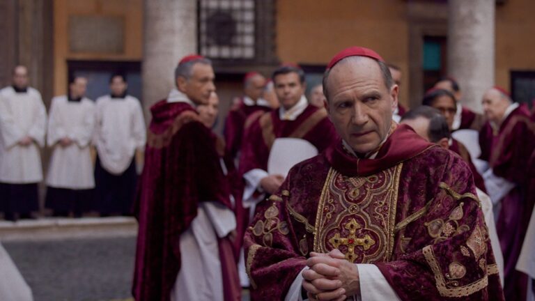 Ralph Fiennes Â«begeistretÂ» for Ã¥ motta Oscar-nominasjonen for pavedramaet Conclave