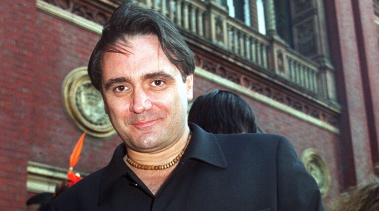 Stephen Fry husker "dypt talentfulle" Tony Slattery som "sÃ¸teste sjel"