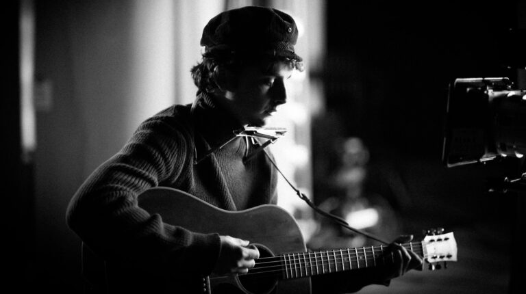 TimothÃ©e Chalamet elektrifiserer i A Complete Unknown