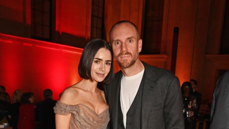 Skuespillerinnen Lily Collins Ã¸nsker babyen velkommen via surrogat med regissÃ¸r Charlie McDowell
    

