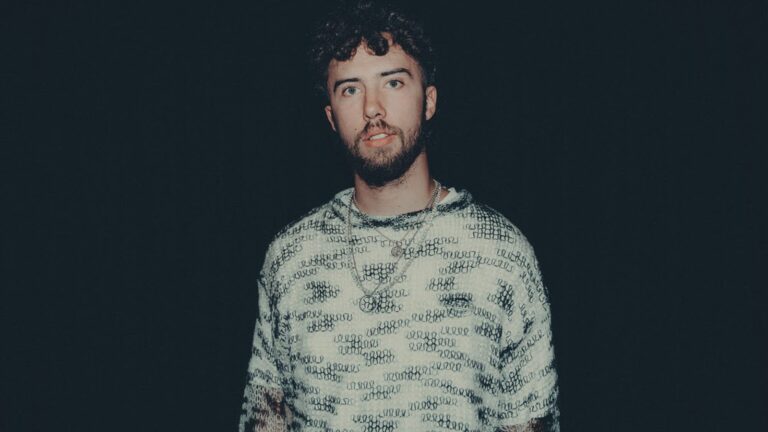 Bak musikken - Joshua Grant