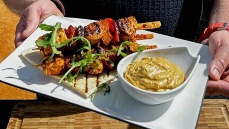 Nevens piri piri kyllingspyd med avacado dukker
