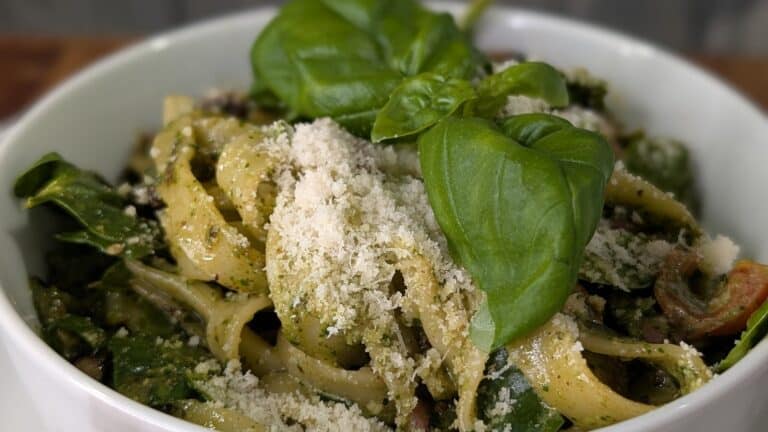 Trisha Lewis 'Basil Pesto Cherry Tomato Pasta: I dag