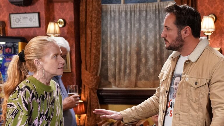 Patsy Palmer hilser James Bye mens han gÃ¥r ut av EastEnders