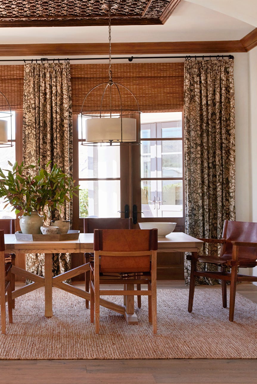 Hollywood Stunt Man, Tammy Randall Woods spanske koloniale hjem i Santa Monica -fjellene designet av interiørarkeologi spisesal En mønstret Zimmer Rohde gardin Fabric spiller inn i den mer formelle siden av det spanske koloniale taket Acent Antique Panel Roman Shades Hunter Douglas Pendants Currey Company Table Table Table , Interiørarkeologistoler Noble Souls