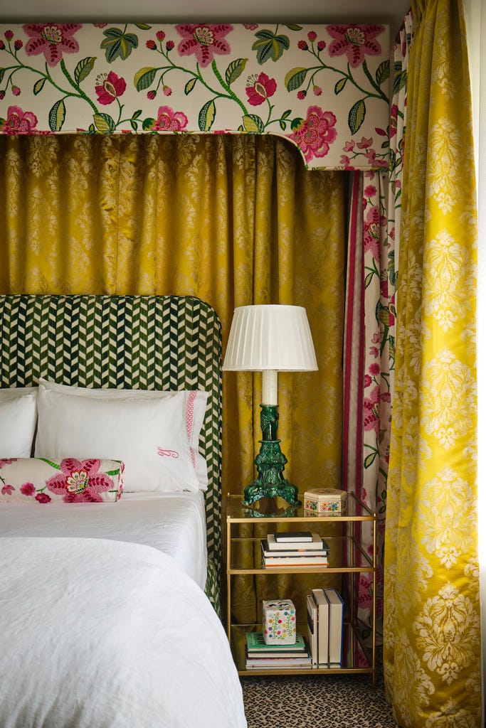 Primær soverom Gardinen og kalesjen gir en pop med farger og drama sidebord vest alm sengetøy matouk, sferra kalesje tilpasset, i manuel canovas stoff headboard tilpasset, i schumacher stoff teppe stark gul draperi, tekstiler glede kommer første casita chica, en hytte i 1929 i 1929 i San Antonios Historic Monte Vista -nabolag designet av Galeana yngre for sin månedere, Chica yngre dekorert uredd med morsomme, dristige farger, lagdelte kunstverk og unike samlinger dristige fargetoner, rike mønstre og lagdelte teksturer