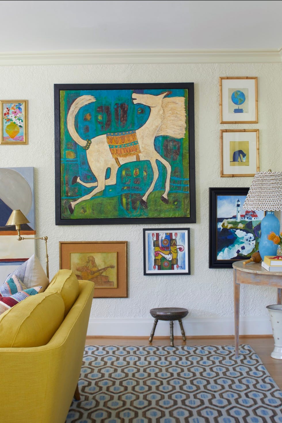 et rom med en vegg av kunst