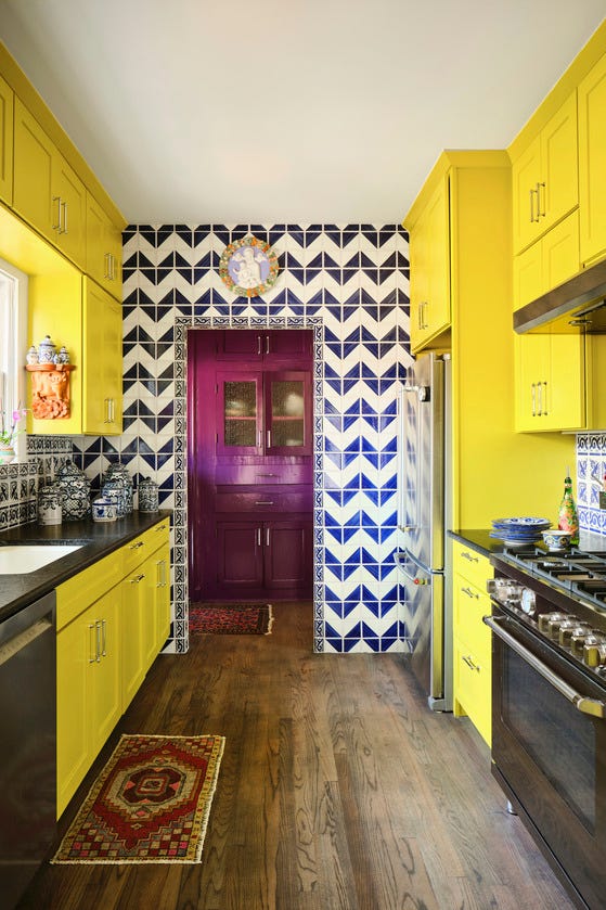 Bright Yellow Kitchen Høyre skygge av gult viste seg å være nesten elektrisk vegg og backsplash fliser Tierra y fuego , Reeso fliser maling iøynefallende , Sherwin Williams Range Bertazzoni Joy Comes First Casita Chica, en hytte fra 1929 i San Antonios Historic Monte Vista nabolag Designet av Galeana yngre for sin Montherer, Chica yngre dekorert uredd med morsomme, dristige farger, lagdelte kunstverk og unike samlinger dristige fargetoner, rike mønstre og lagdelte teksturer Bright Yellow Kitchen Høyre skygge av gult viste seg å være nesten elektrisk vegg og backsplash fliser Tierra y fuego , Reeso fliser maling iøynefallende , Sherwin Williams Range Bertazzoni Joy Comes First Casita Chica, en hytte fra 1929 i San Antonios Historic Monte Vista nabolag Designet av Galeana yngre for sin Montherer, Chica yngre dekorert uredd med morsomme, dristige farger, lagdelte kunstverk og unike samlinger dristige fargetoner, rike mønstre og lagdelte teksturer