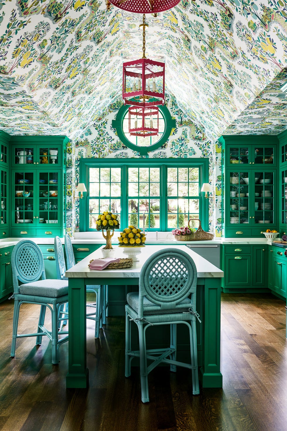 The Custom Green Cabinetry in This Kitchen av Designer Molly Singer kompletterer bakgrunnsbildet av Schumacher The Custom Green Cabinetry in This Kitchen av Designer Molly Singer kompletterer bakgrunnsbildet av Schumacher