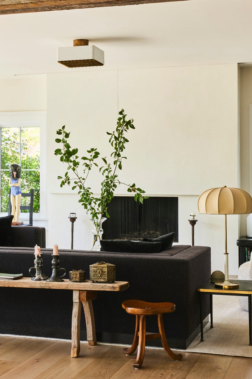 Designer Kristin Fine's 12 år gamle moderne våningshus i Westport, Connecticut Family Room gipsarbeid Kamp Studios Paint White Dove, Benjamin Moore takarm 1700 -tallets svensk, Galerie Provenance tilbehør vintage avføring vintage teppe vevd polstret stol monc xiii