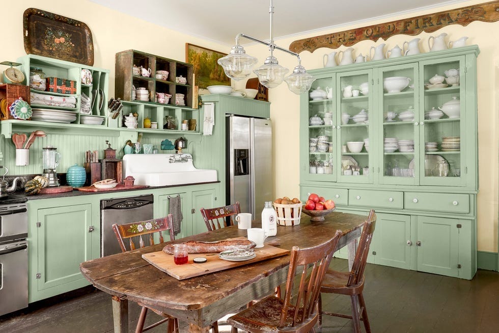 Farmhouse Kitchen Ideas Korelitz Mint Retro Farm Kitchen et myntretro gårdskjøkken med et bord og samlinger