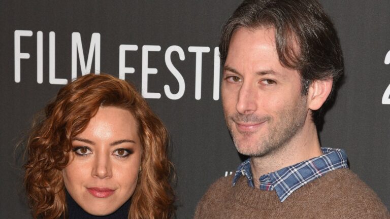 Aubrey Plaza dukker opp pÃ¥ Saturday Night Live Special etter ektemannens dÃ¸d