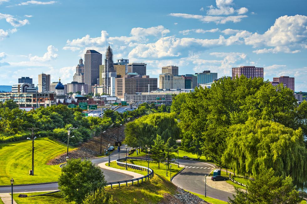Skyline of Hartford Connecticut på en vakker solskinnsdag