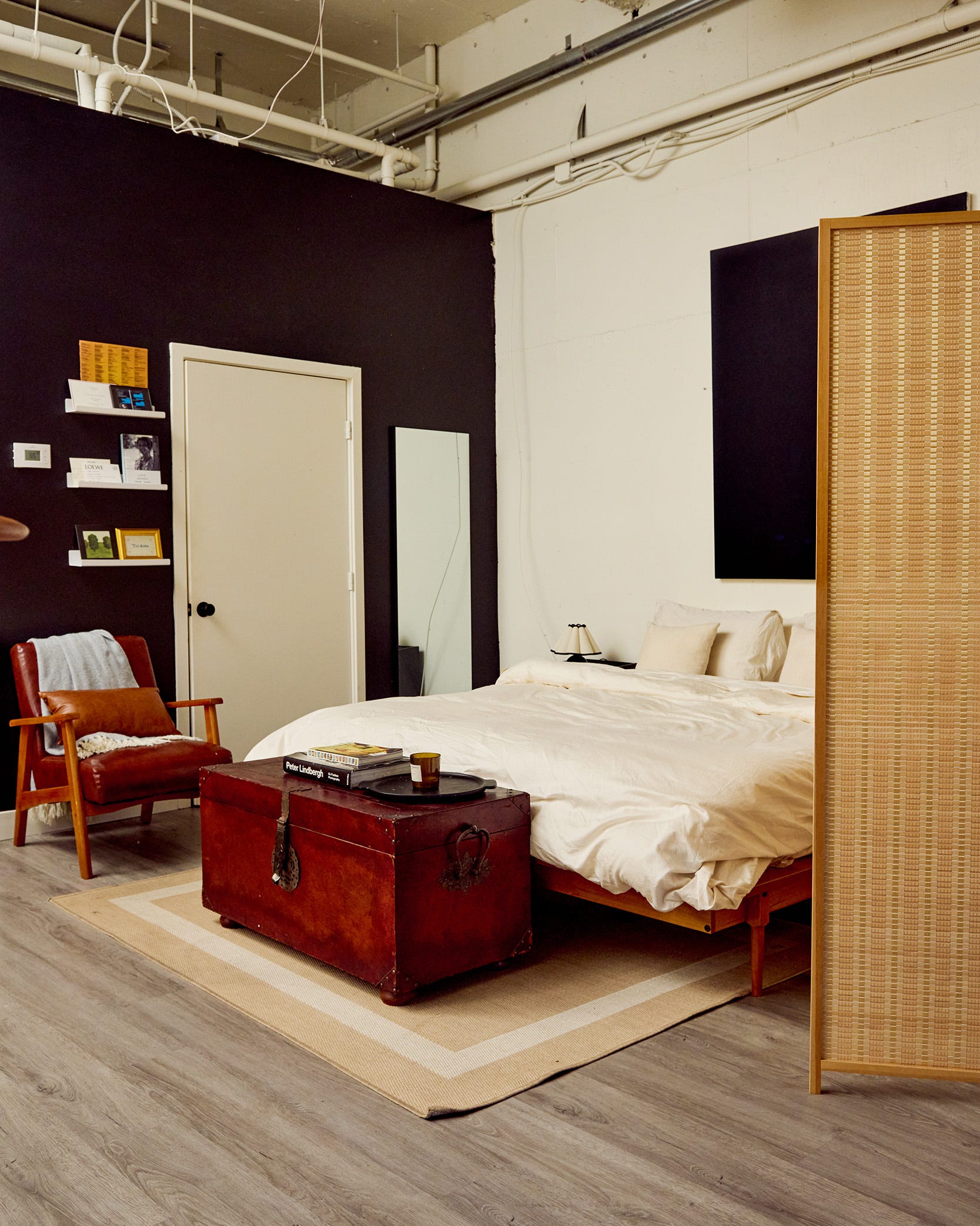moderne soverom med en seng vintage bagasjerom og lesestol