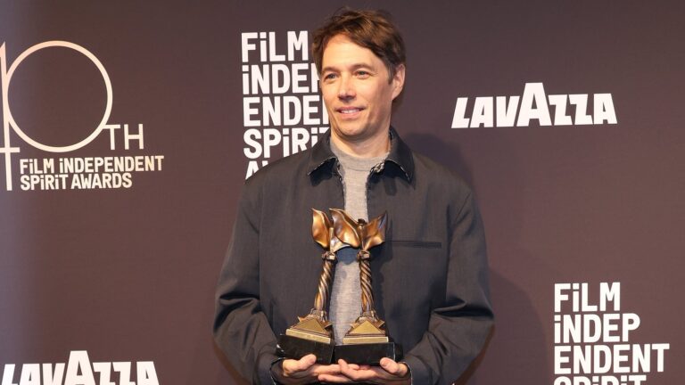 Oscars favoritt Baker sier indiefilm 'Struggling' som Anora Tops Spirit Awards