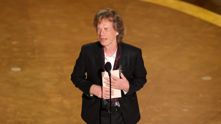 Mick Jagger spÃ¸ker Bob Dylan slo Oscars ned mens han presenterer prisen
