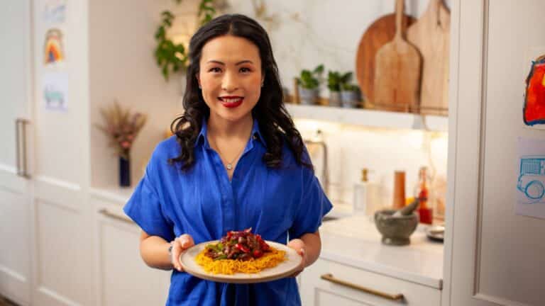 Eva Pau's Black Pepper Beef med sprÃ¸ eggnudler pannekake