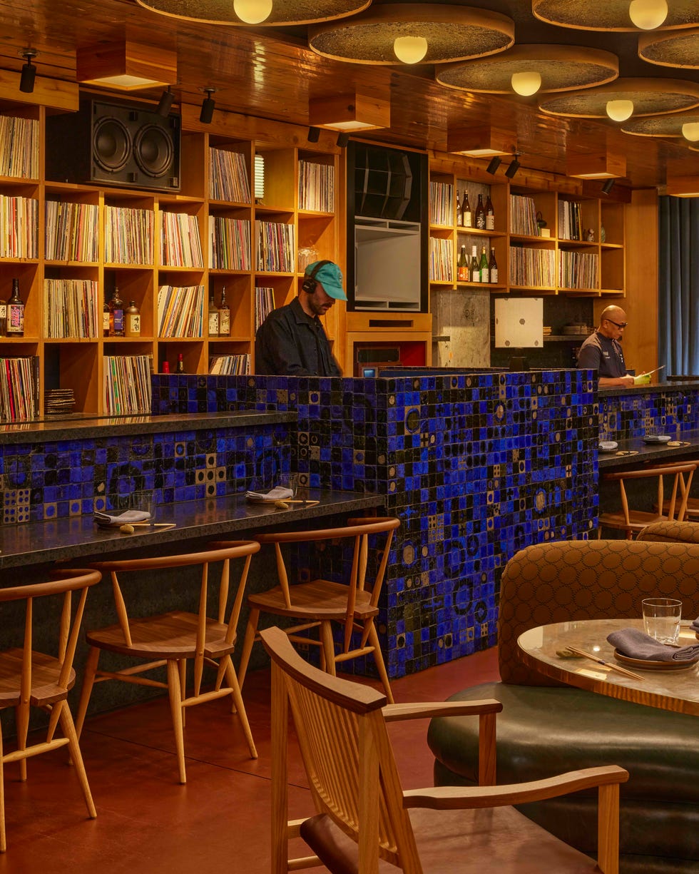 Moderne restaurantinteriør med bar og spisestue