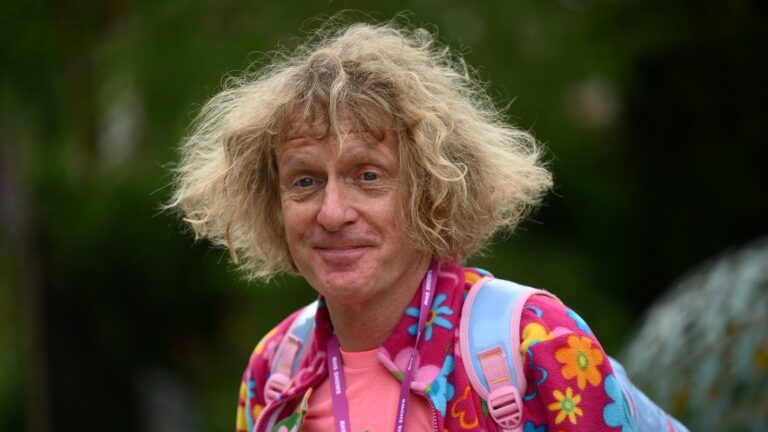 Grayson Perry meldte seg inn i den maskerte sangeren 'for Ã¥ teste unshockable Art World'