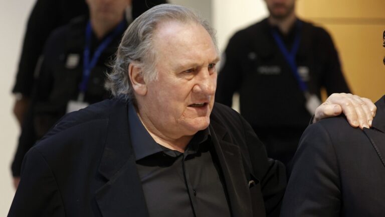 GÃ©rard Depardieu sier til rettssaken at han ikke 'famler' kvinner