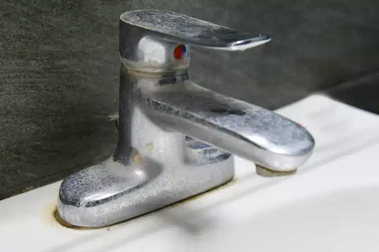 Denne blandingen fjerner gjenstridig kalk pÃ¥ badet – alt du trenger er to ingredienser fra kjÃ¸kkenet