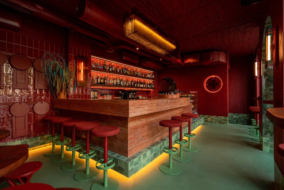 interiør i en moderne bar med livlige farger og unike sitteplasser