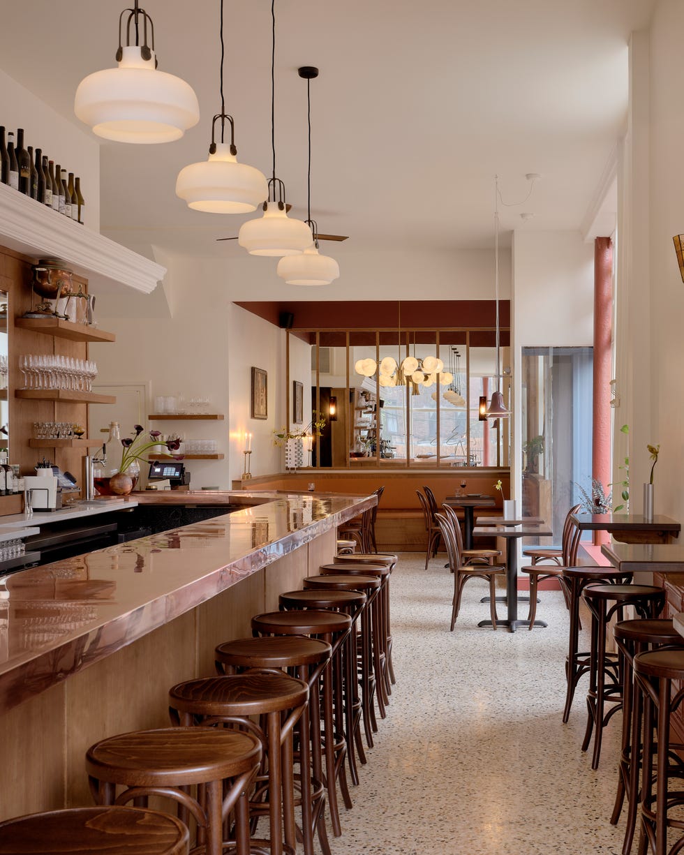 interiør i en moderne bar med sitteplasser og en elegant teller
