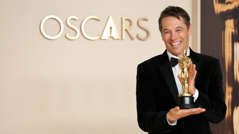 Anora hÃ¸ster belÃ¸nning mens Oscars politikk holdt i sjakk