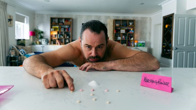 Danny Dyer nÃ¥r enden av linjen i marsjerende pulver
