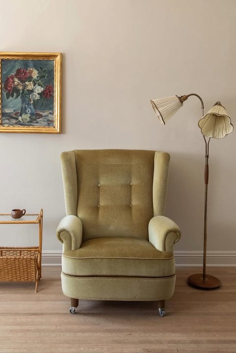 Koselig boareal med en vintage lenestol og dekorative elementer