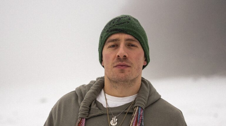 Dermot Kennedy sier at nyhetssangen hans handler om "kampen for Ã¥ finne ekte lykke"