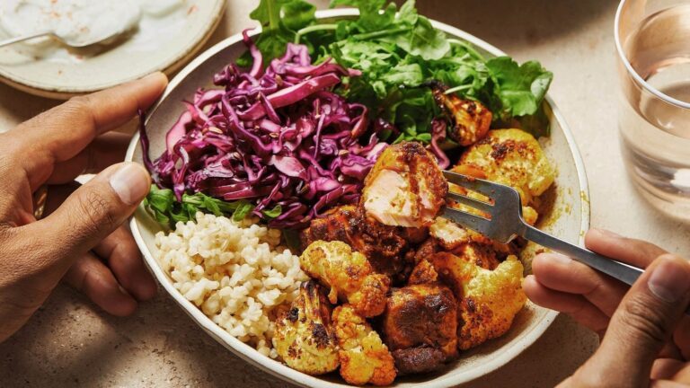 Dr Rupy Aujlas laks tikka boller med rask fennikel og kÃ¥l sylteagurk