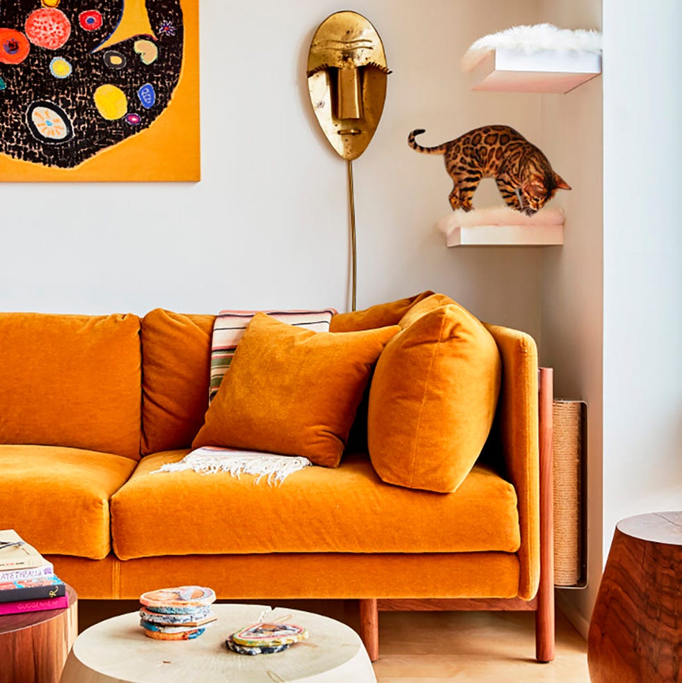 Oransje sofa i stuen