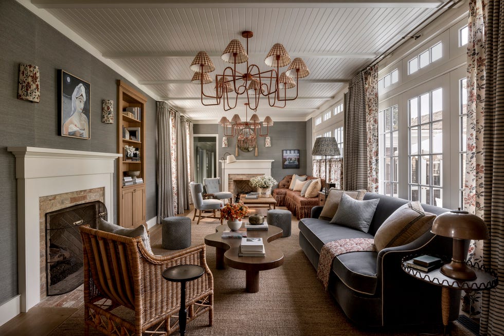 Bailey McCarthys hjem fra 1800 -tallet i Marthas vingård designet av Amber Lewis. stue. Bailey McCarthys hjem fra 1800 -tallet i Marthas vingård designet av Amber Lewis. stue.