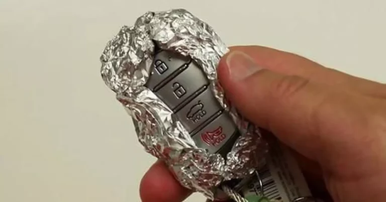 Stadig flere bilførere pakker bilnøklene sine inn i aluminiumsfolie, og det med god grunn.