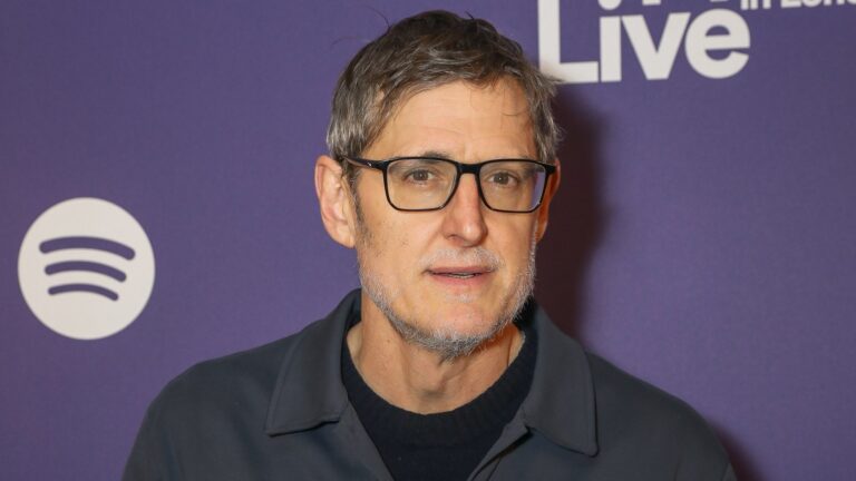 Louis Theroux forbereder seg pÃ¥ 'full hodebarbering' pÃ¥ grunn av hans alopecia