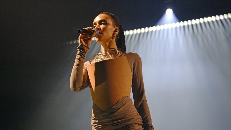FKA Twigs trekker seg ut av Coachella pÃ¥ grunn av 'pÃ¥gÃ¥ende visumproblemer'