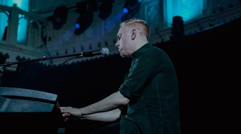 Bak musikken - Brian McGovern