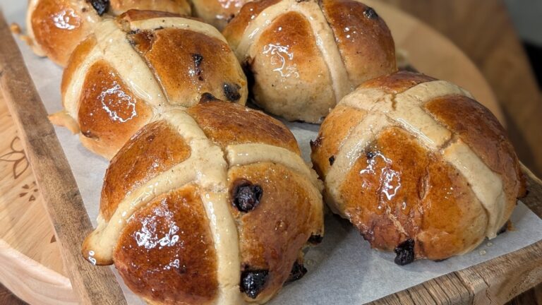 Shane Smiths Chocolate Chip Hot Cross Buns: I dag
