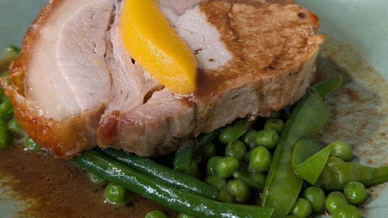 Derry Clarkes stek fylt lend av svinekjÃ¸tt med vÃ¥rgrÃ¸nnsaker og saus: i dag
