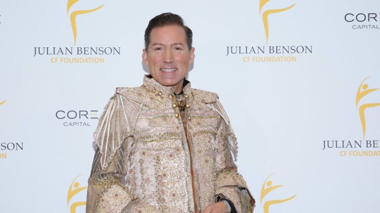 Danser og tidligere 'Dancing with the Stars' dommer Julian Benson dÃ¸r 54 Ã¥r gammel