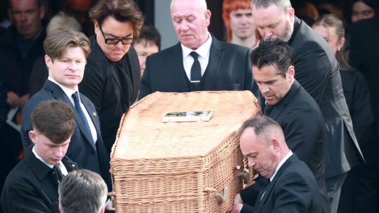 'SÃ¥ stolt at du var min far' - Colin Farrell forteller sÃ¸rgende ved fars begravelse