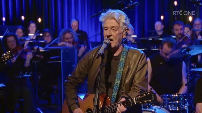 Saw Doctors slÃ¥r seg sammen med RTÃ© Concert Orchestra pÃ¥ Tommy Tiernan Show