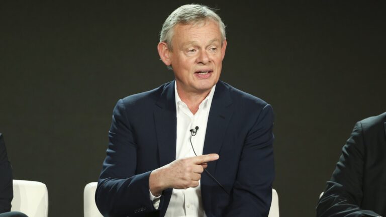 Martin Clunes sier at naboer i planleggingen ikke er "reisende"