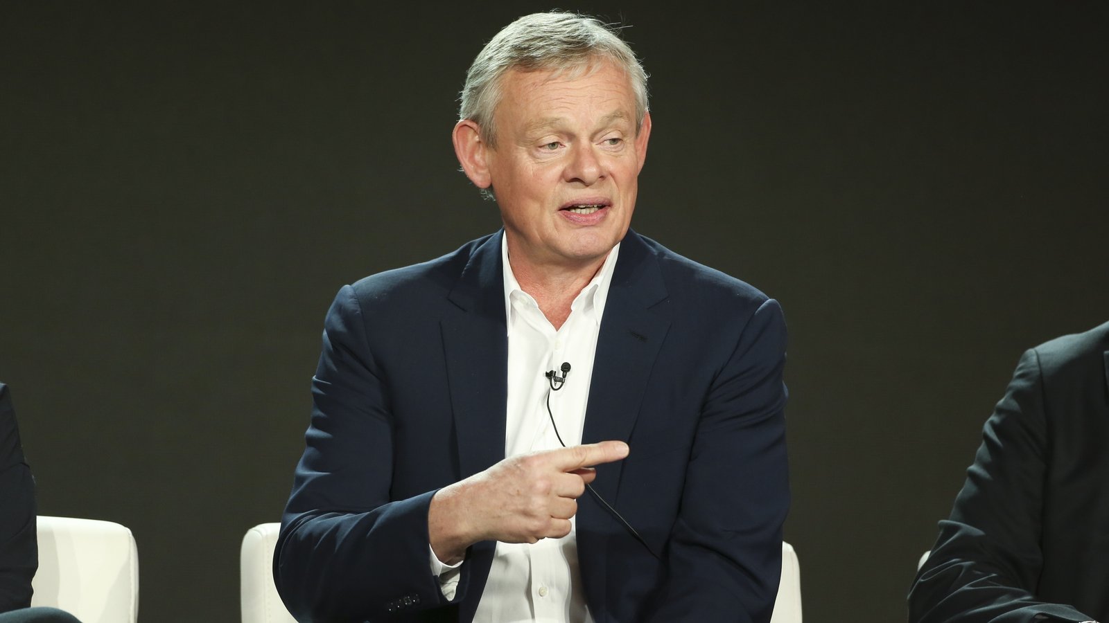 Martin Clunes sier at naboer i planleggingen ikke er "reisende"