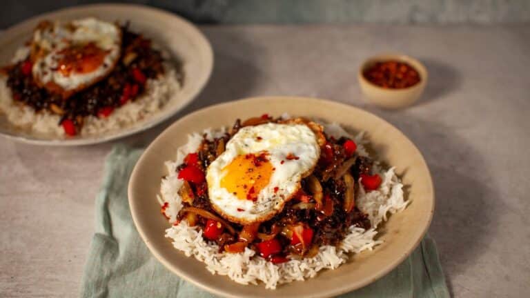 Kok som en kokk: Mongolsk omrÃ¸rt stekt storfekjÃ¸tt med stekt egg og dampet ris