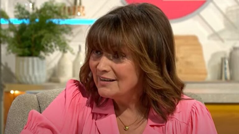 Lorraine Kelly tilbake pÃ¥ TV etter operasjonen, barnebarn 'beste medisin i verden'