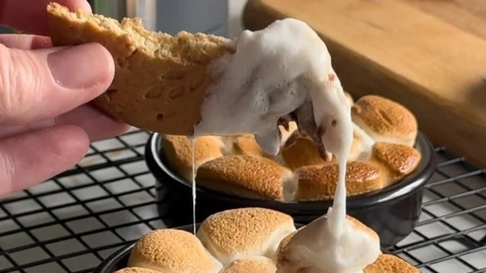 Gina Dalys deling av s'mores med kjeks dippere