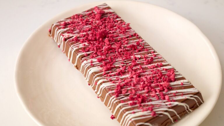 Se hvem som er Hangry: James Doyle's Giant Milk Chocolate Bar med Yoghurt Jelly & White Chocolate