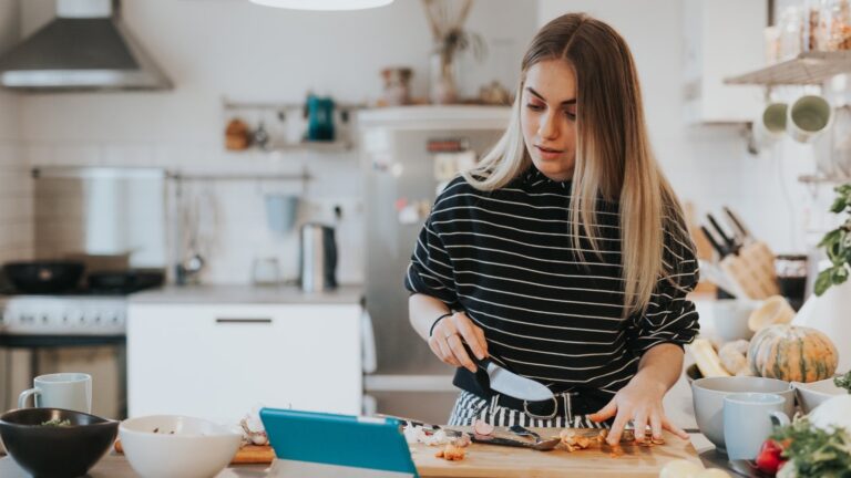 Trisha's hvitlÃ¸k & Herb Chicken Skewers med Caprese Salat og Apple-Peanut Slaw: I dag